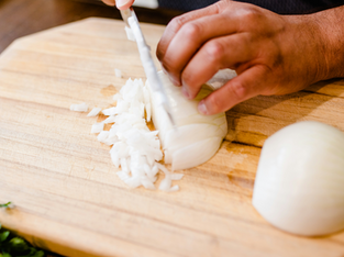 De ce plângem când tăiem ceapa? Află explicațiile chimice, remediile și curiozitățile – Știrinoi.com