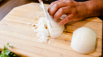 De ce plângem când tăiem ceapa? Află explicațiile chimice, remediile și curiozitățile – Știrinoi.com