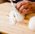 Why Do We Cry When Cutting Onions? Discover the Chemistry, Tricks & Fun Facts – Știrinoi.com