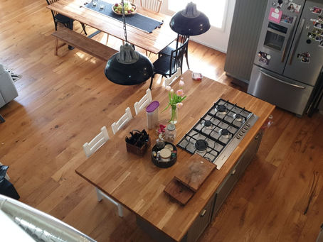 פרגולה מעץ בכניסה לבית