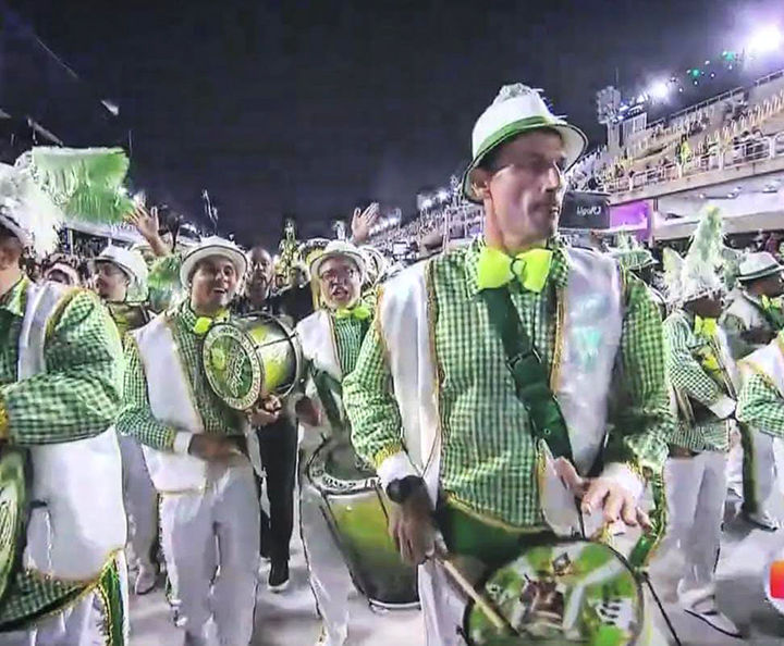 Giulliano Ciarelli no desfile da escola de samba