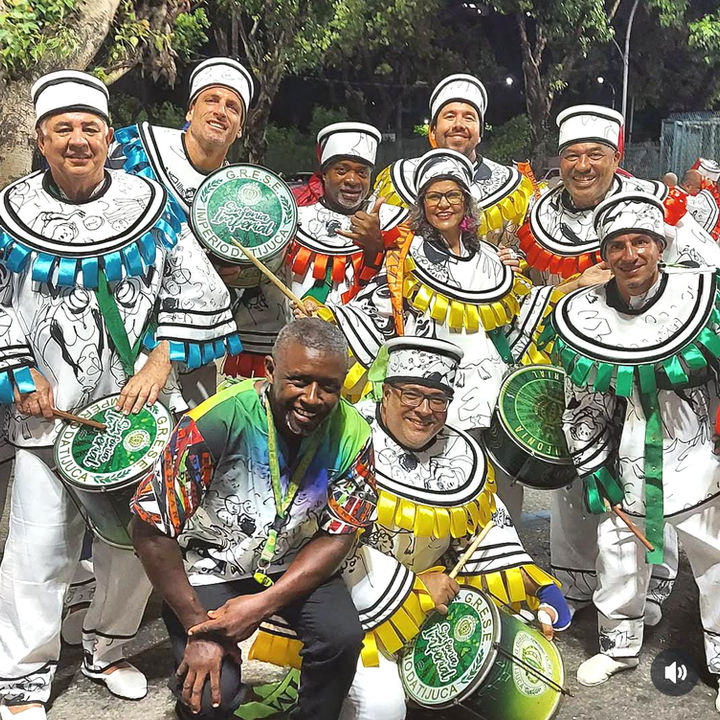 Integrantes da escola de samba posando para uma foto