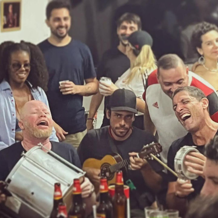 Giulliano Ciarelli tocando tamborim na roda de samba