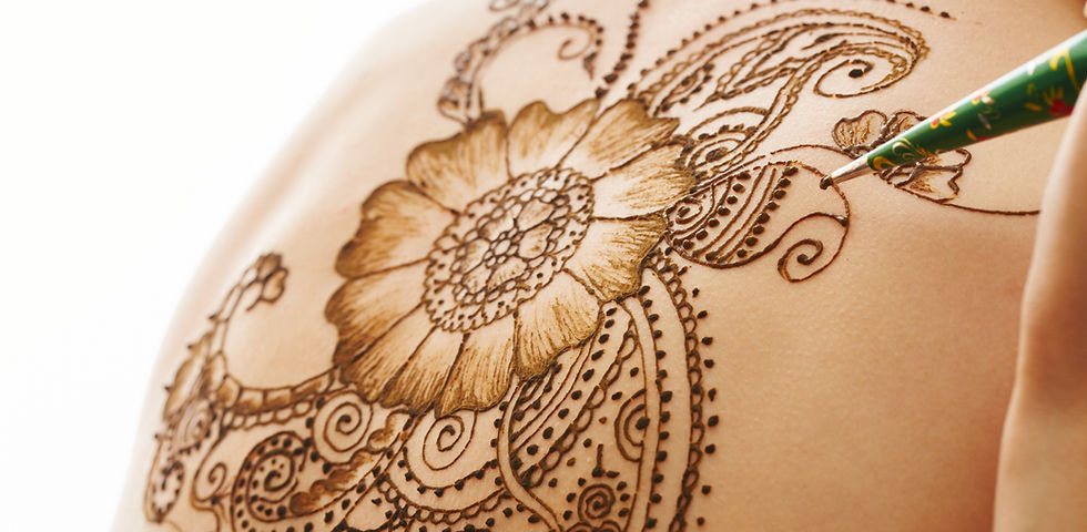 Tatouage au dos au henné