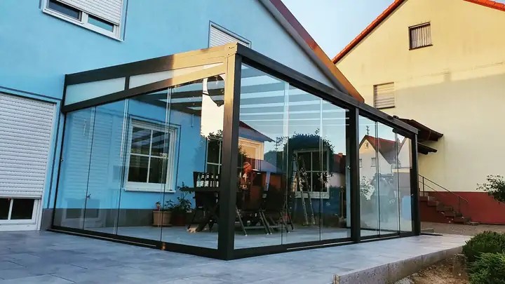 Überdachung mit Glas-Schiebewänden – Projekt von Pohl & Krieger