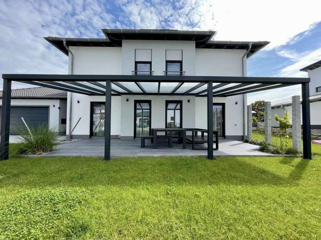 Terrassenüberdachung in Anthrazit an einem Einfamilienhaus – Projekt von Pohl & Krieger