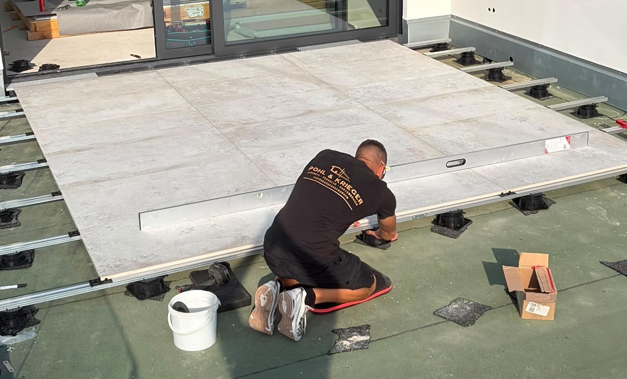 Pohl & Krieger bei der Montage einer Terrasse