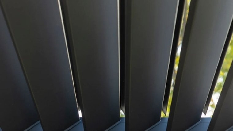Aluminium-Lamellen eines Lamellendachs in Anthrazit, Nahaufnahme von unten