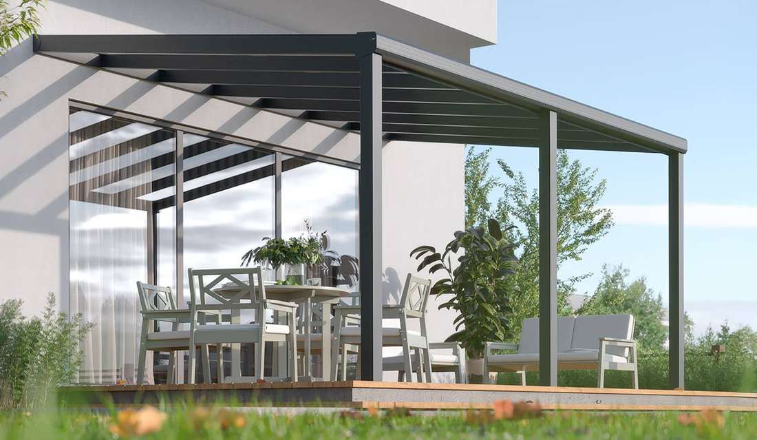Terrassendach mit Glaseindeckung und Dachneigung an der Hauswand