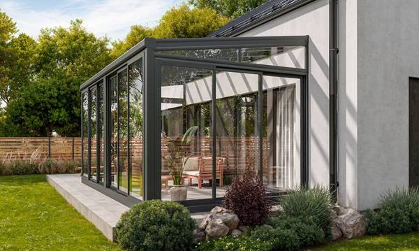 Wintergarten mit Glasschiebewänden