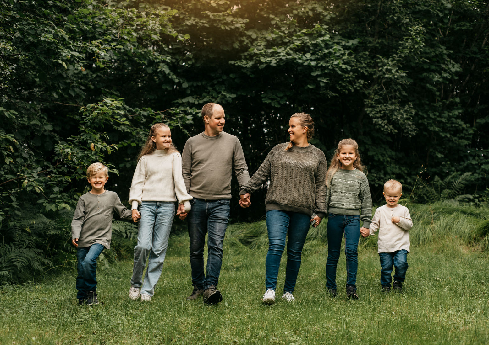 Familiefotografering . Fotograf med studio på Aspøya i Tingvoll, i nærhet til Kristiansund, Molde og Sunndalsøra.