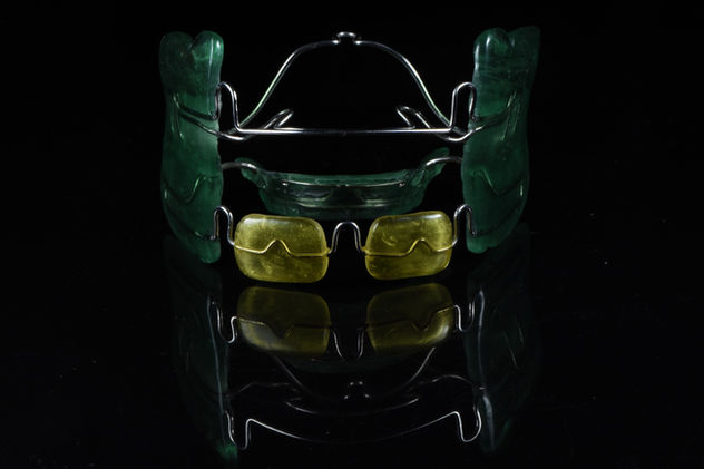 Appareil orthodontique vert et jaune