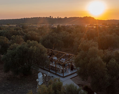 Buse & Kaan’ın Ayvalık’ta, zeytin ağaçlarının gölgesinde yazdığı bu zarif hikâyede; Mitera, anılara eşlik eden zamansız bir hatıra oldu.