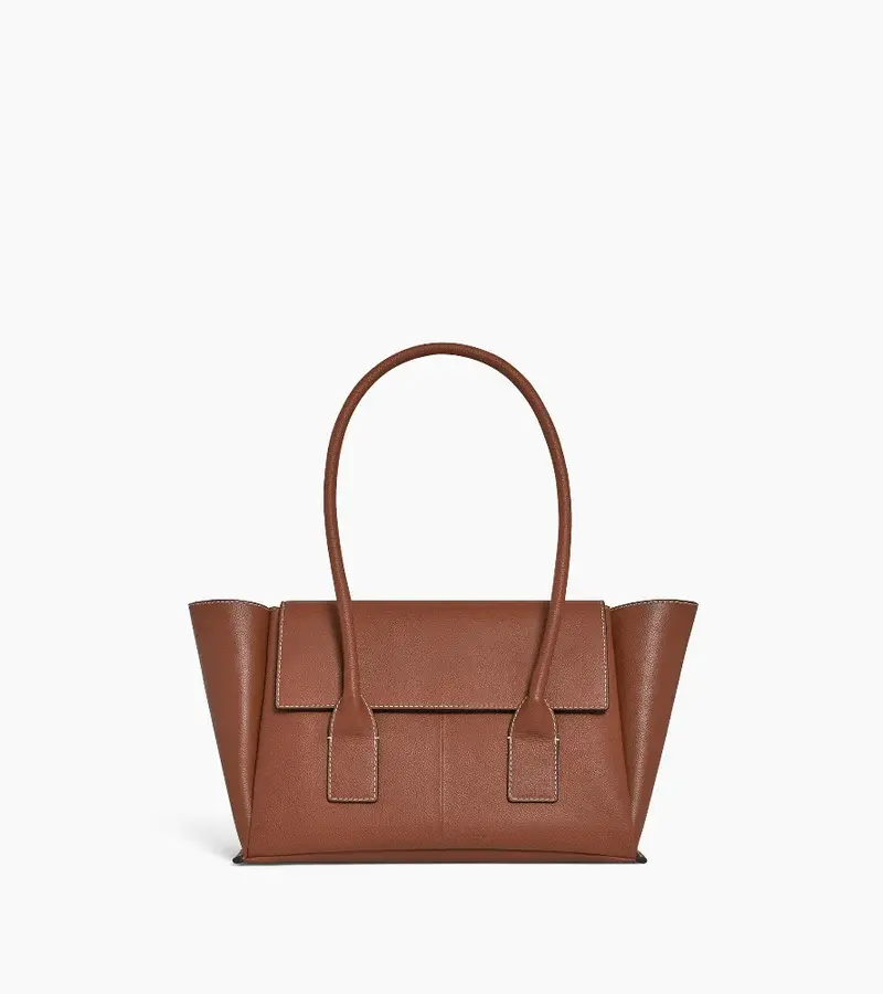 Sac cabas moyen modèle à rabat Le Tanneur Elena en cuir grainé marron acajou