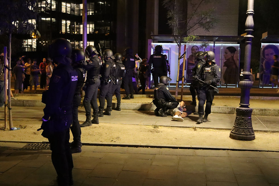 police nationale face aux manifestant·es lors de la mobilisation pour le logement à Madrid.