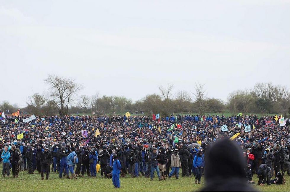 Manifestation écologiste contre les grands projets d'aménagement, avec des centaines de militant·es mobilisés face aux forces de l'ordre pour défendre les terres menacées par le Canal Seine-Nord Europe, l'autoroute A69 et d'autres projets d'artificialisation des sols.