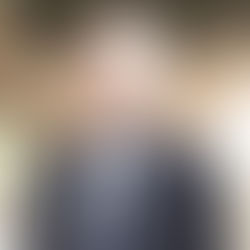 Portrait d’Ibrahim Badra, auteur palestinien, voix engagée dénonçant la destruction de Gaza et l’effacement du peuple palestinien /  le Bloc Populaire.