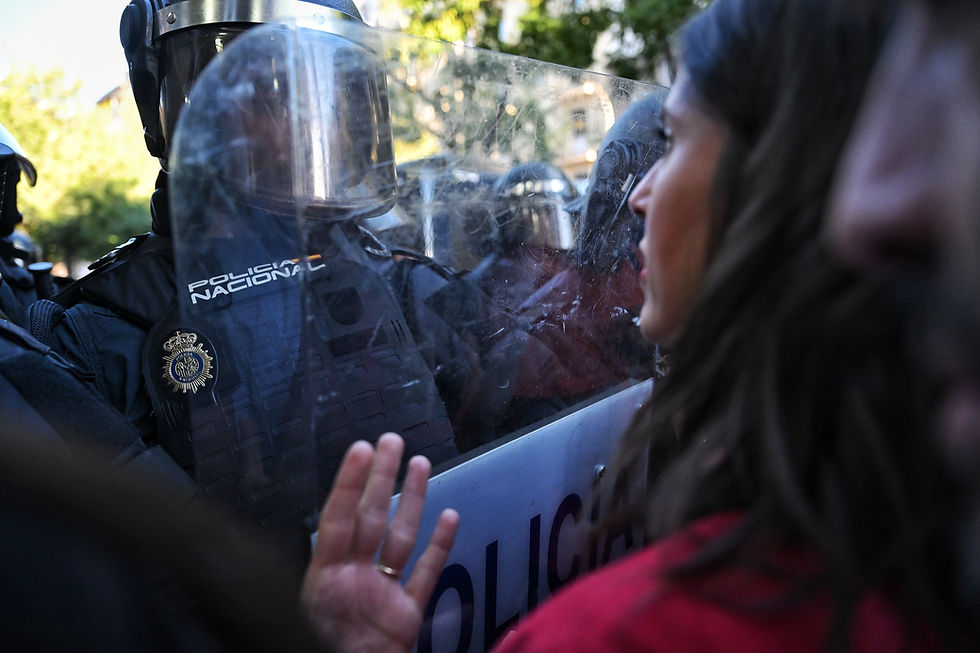 Irene Montero face aux forces de l'ordre lors de l'expulsion de Maricarmen à Madrid — photo Dani Gago