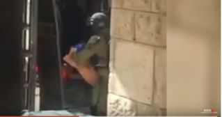 Video - Así detienen el ejército sionista a un niño palestino en el campamento de refugiados de Aida