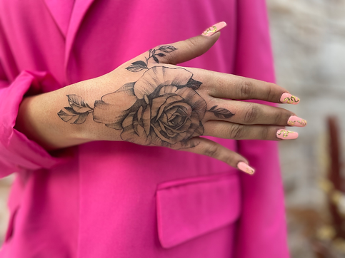 tatouage rose sur la main