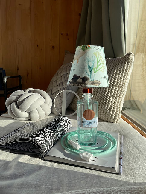 Ein BottleLight von Designeria aus einer LeTribute Gin Flasche hochwertig fotografiert.