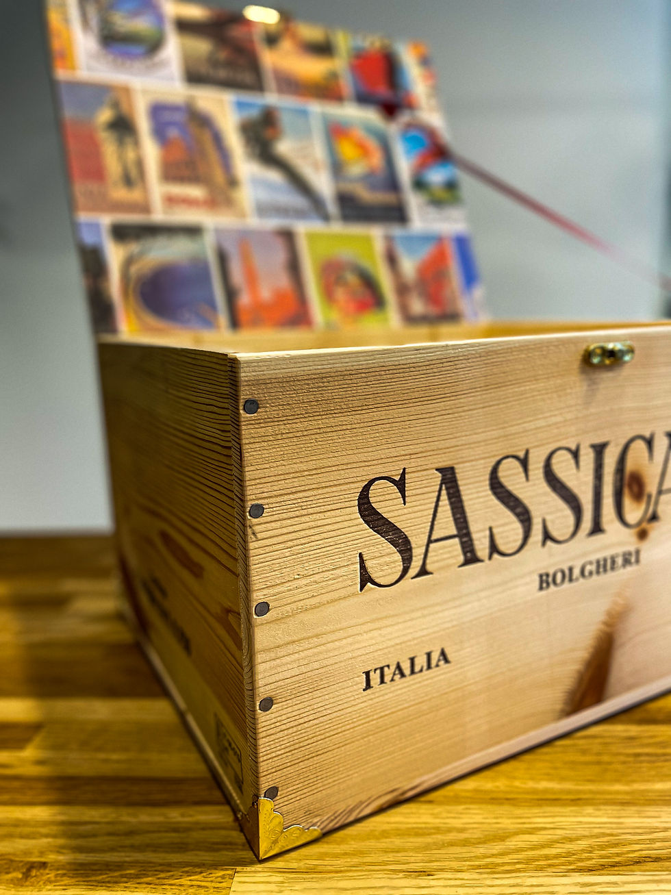 Miniaturbild: Holzkiste mit Aufschrift SASSICAIA BOLLICHERI ITALIA, geöffnet mit Bildern.
