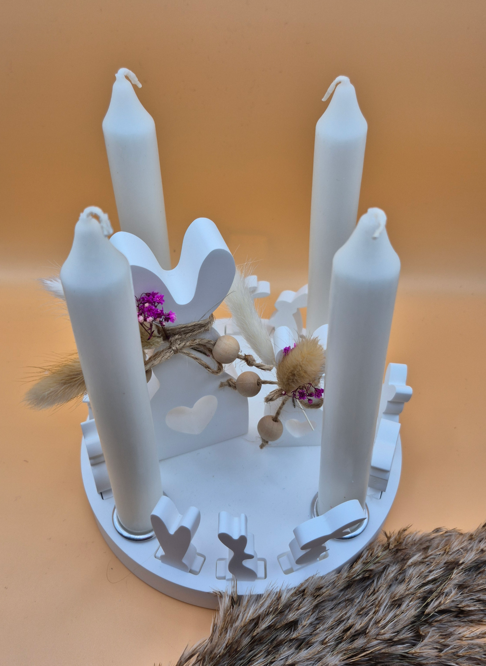 Osterteller mit Kerzen