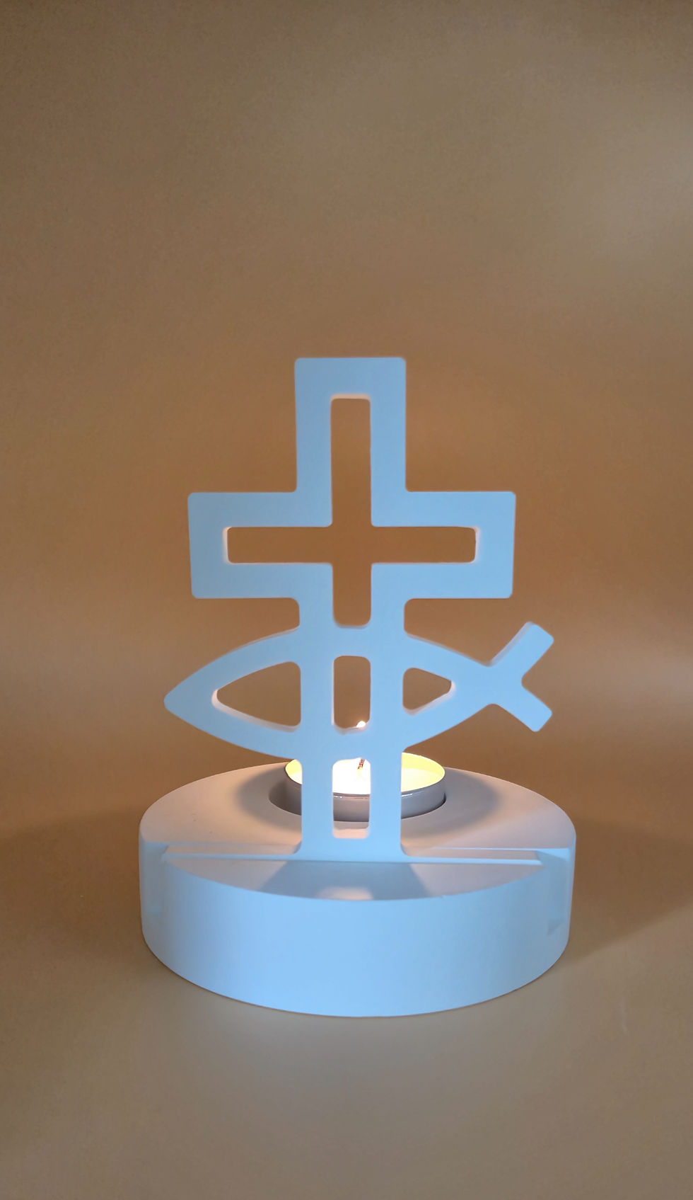 „Weißer Teelichthalter aus Gips mit Kreuz- und Fischmotiv, brennendes Teelicht, christliche Deko – Jahnartic Onlineshop"