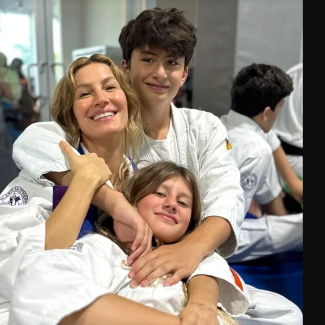 GISELE BÜNDCHEN e seus filhos