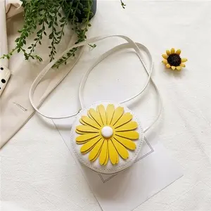 Daisy-shaped purse with shoulder strap, sunflower pin