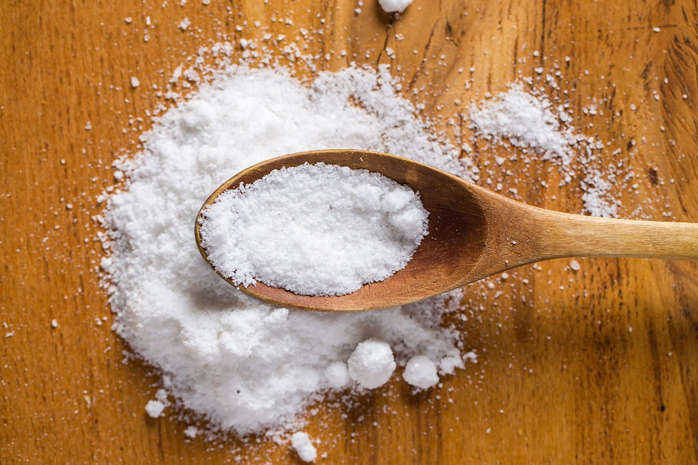 colher de pau com sal de cozinha sobre mesa de madeira com sal em cima