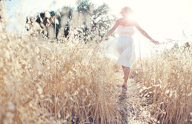 Femme Marcher dans le domaine