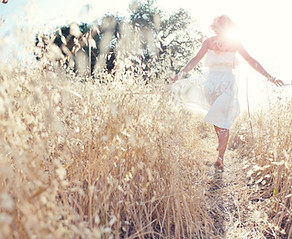 Donna nel campo di grano