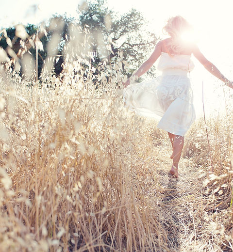 Femme Marcher dans le domaine