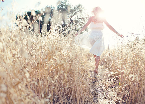 Femme Marcher dans le domaine