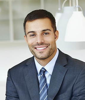 Uśmiechnięty mężczyzna w garniturze