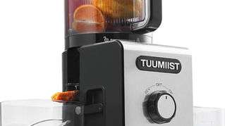 The TUUMIIST Cold Press Juicer TM780SJ makes juicing easy — load whole fruits and veggies into the extra-wide chute, enjoy more juice with less waste.