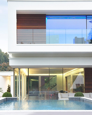Modern%20House%20with%20a%20Pool_edited.