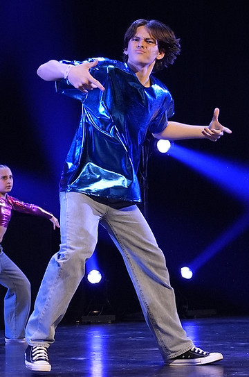 Un danseur sur scène, durant une compétition.