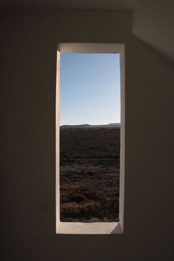 Vista del horizonte Fuerteventura, a través de una ventana