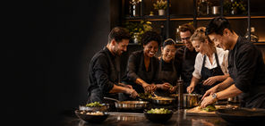 Grupo vivendo uma experiência gastronômica corporativa na Chef Gourmet Valinhos.