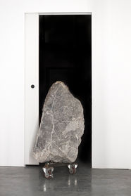 Stein durch Tür.jpg