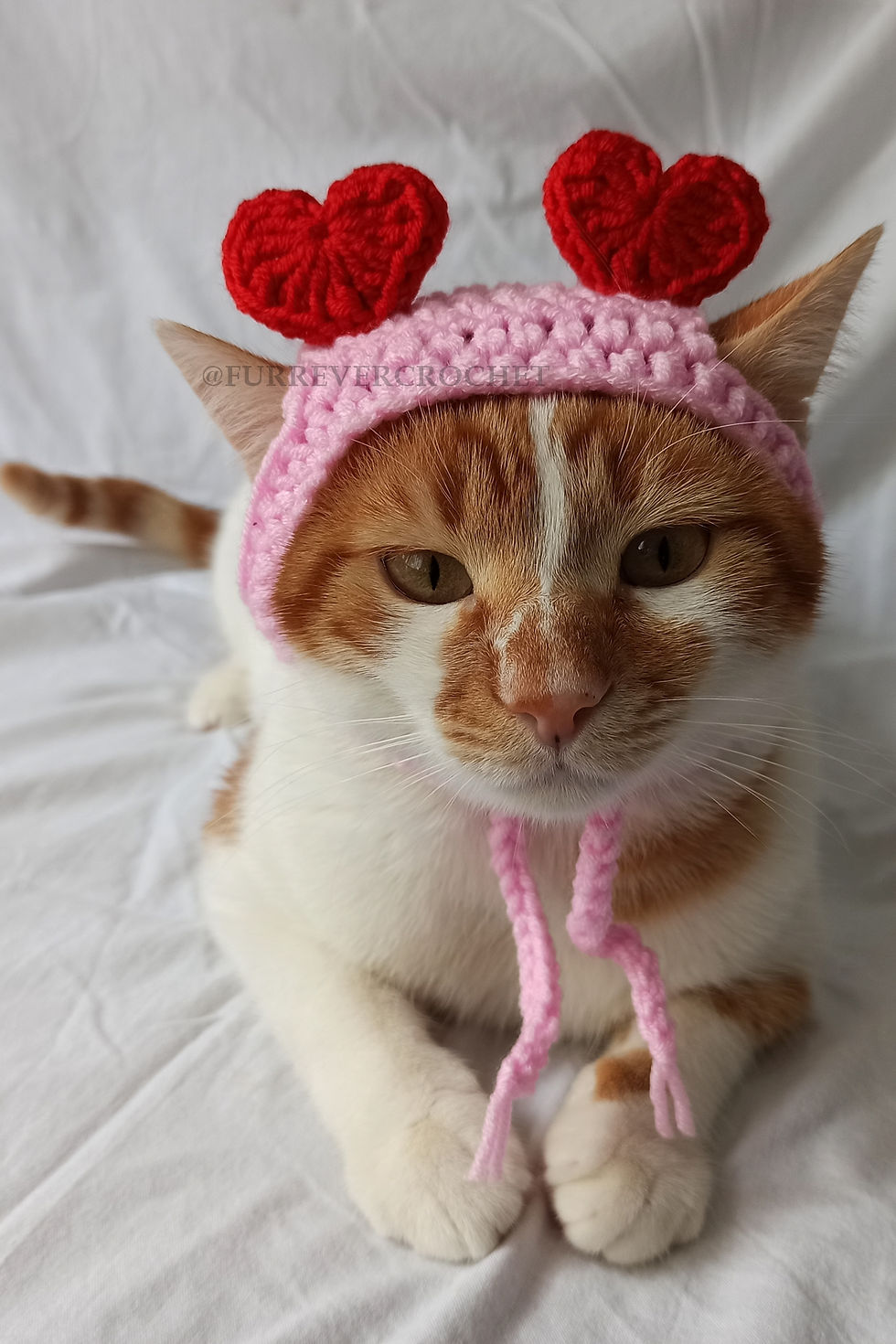 Küçük resim: Kırmızı Kalpli Bandana Örgü Kedi Köpek Şapkası