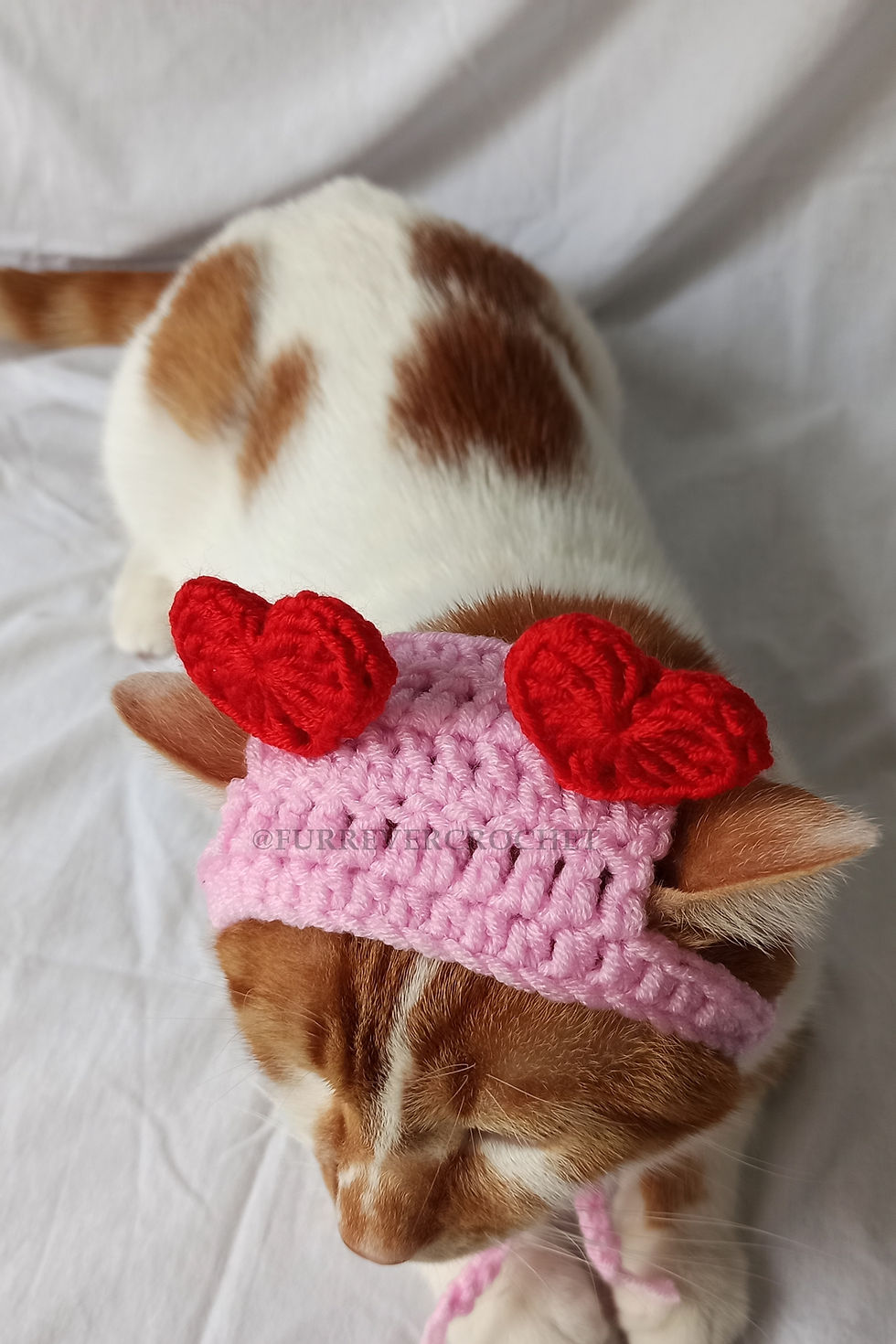 Küçük resim: Kırmızı Kalpli Bandana Örgü Kedi Köpek Şapkası