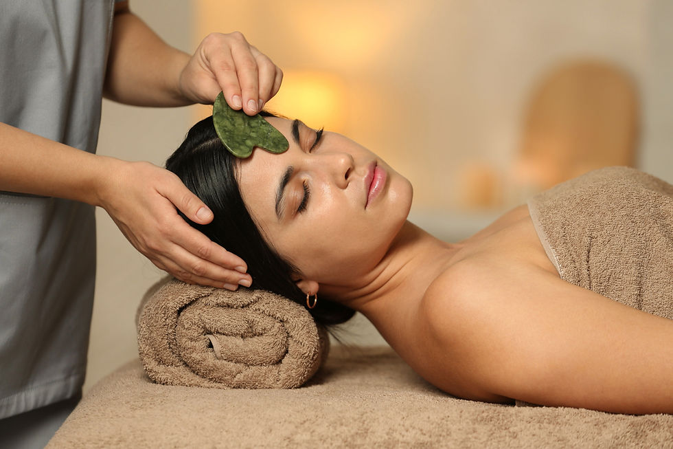 Gua Sha Behandlung bei junger Frau