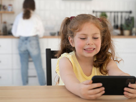 Foto ilustrativa sobre o uso excessivo de tela por crianças.