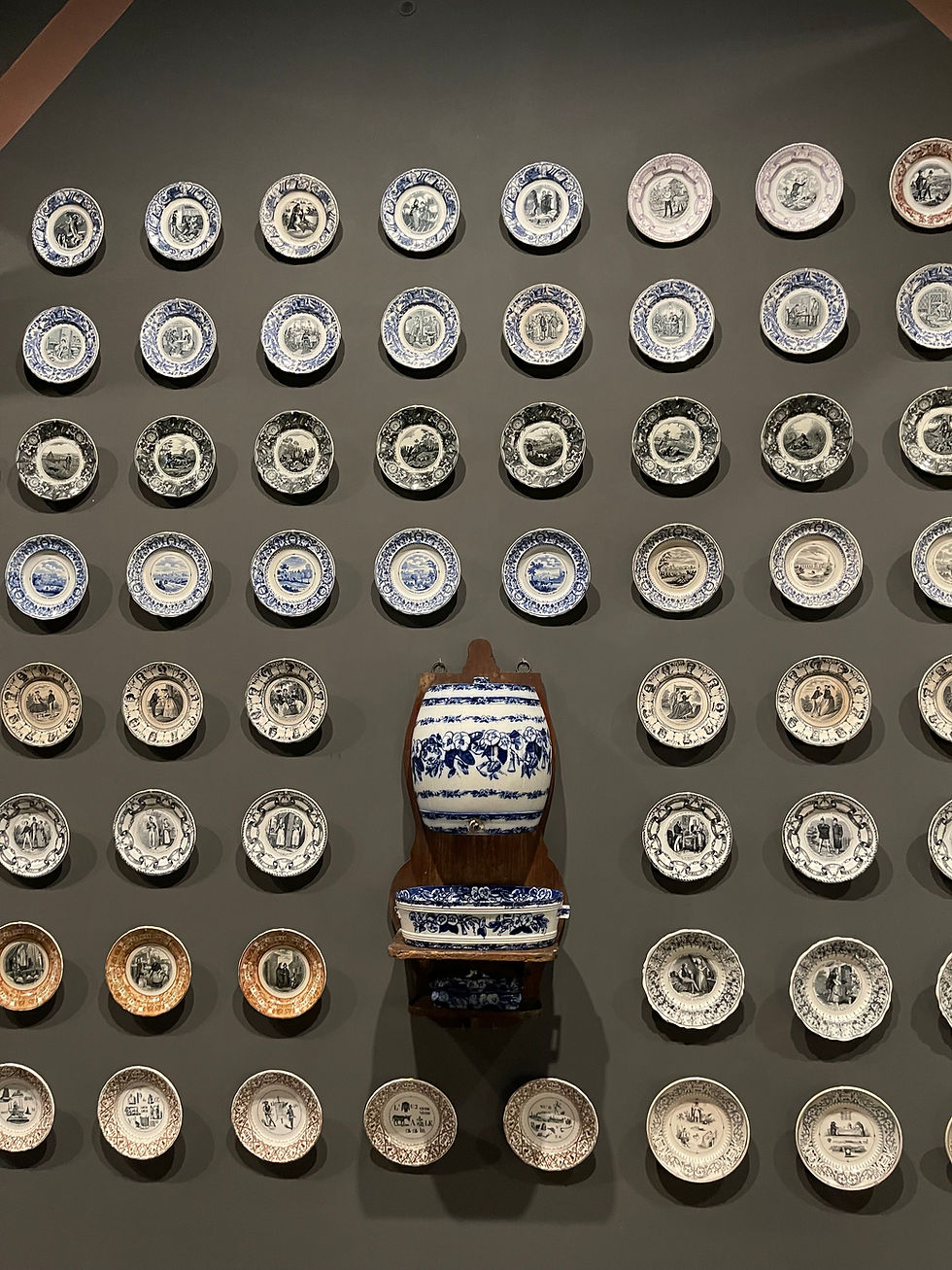 Among the dessert plates is a fine earthenware fountain adorned with a delicate morning glory pattern.