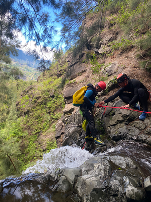 Stage préparation aux TEP à la Réunion
Installation d'une corde de descente