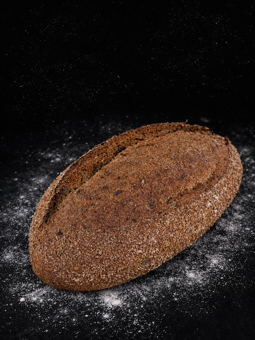 Grovbrød fra fransk bakeri med saftig krumme og rustikk skorpe bakt med grovt mel