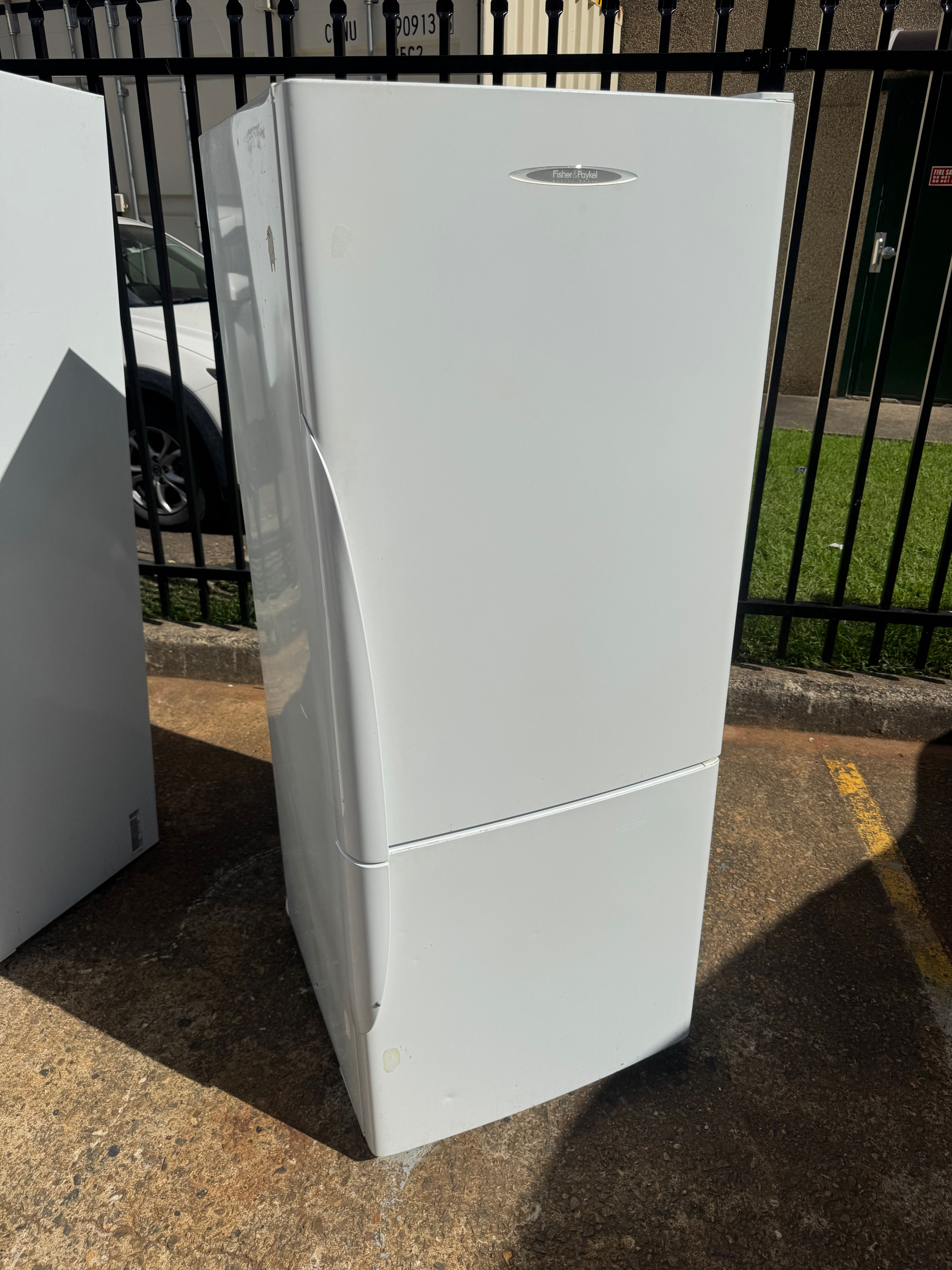 373L Fisher & Paykel Bottom Mount Fridge (F874)